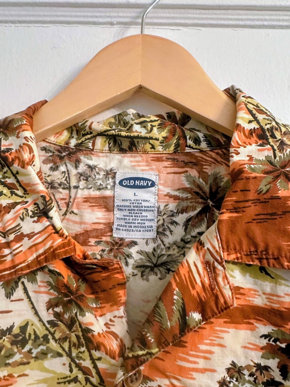 Old Navy Men’s Vintage Style Tropical Hawaiian Button-Down Shirt, Size L